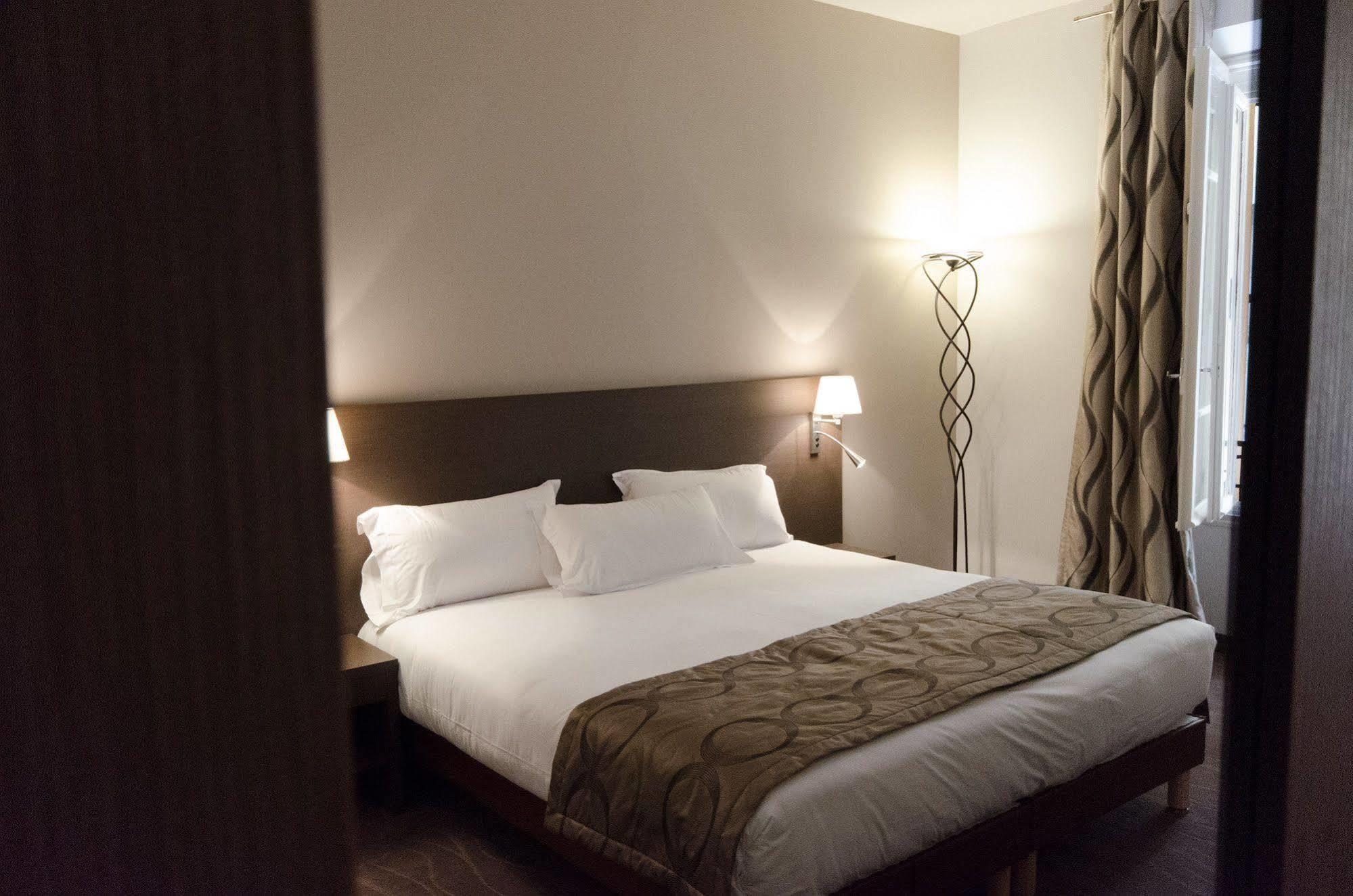 Hotel Carolina Кан Екстериор снимка